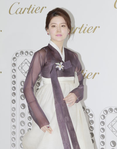 Lee Young-ae in hanbok